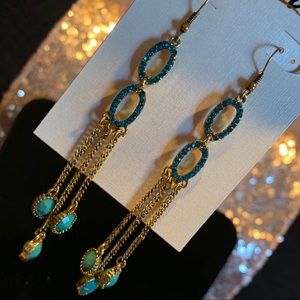 Gold earring with emerald gems